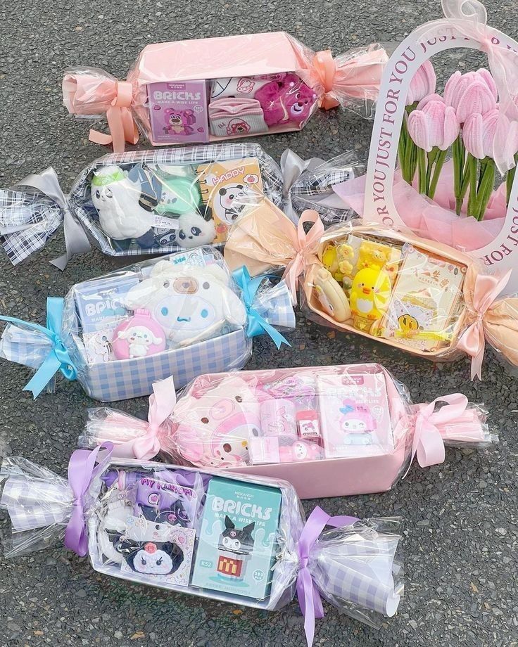 «کودک در حال باز کردن هدیه اسباب‌بازی — فروشگاه اسباب‌بازی نیکان توی»